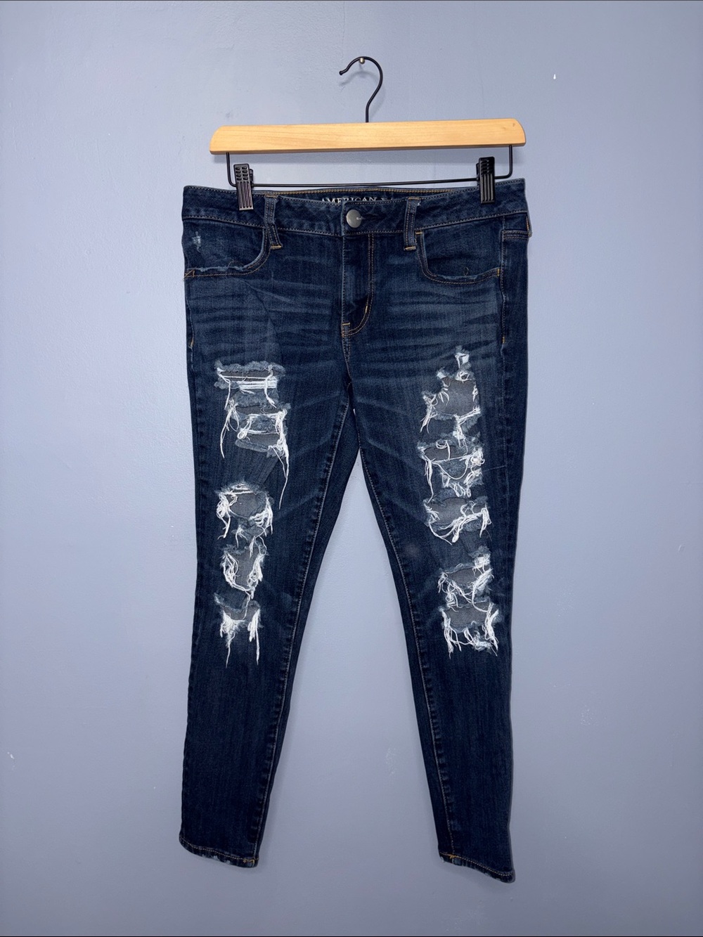 American Eagle β’ Distressed Jeans